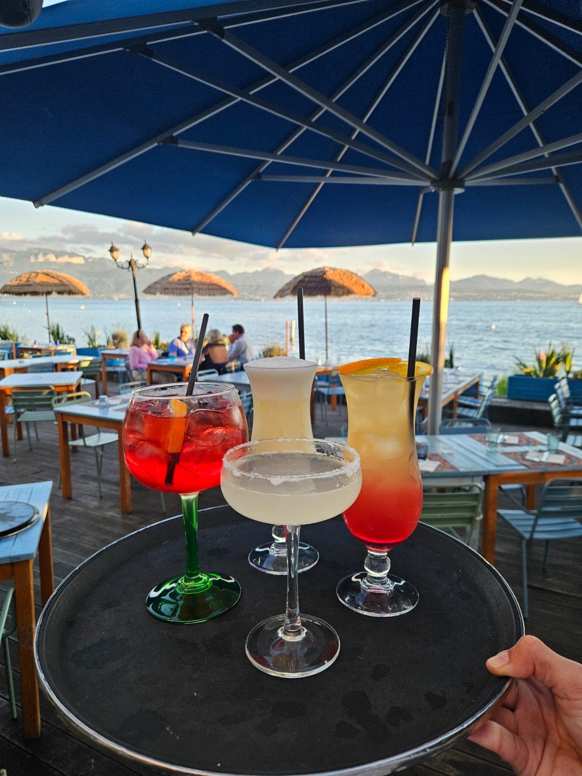 Cocktails au coucher du soleil face au lac Léman