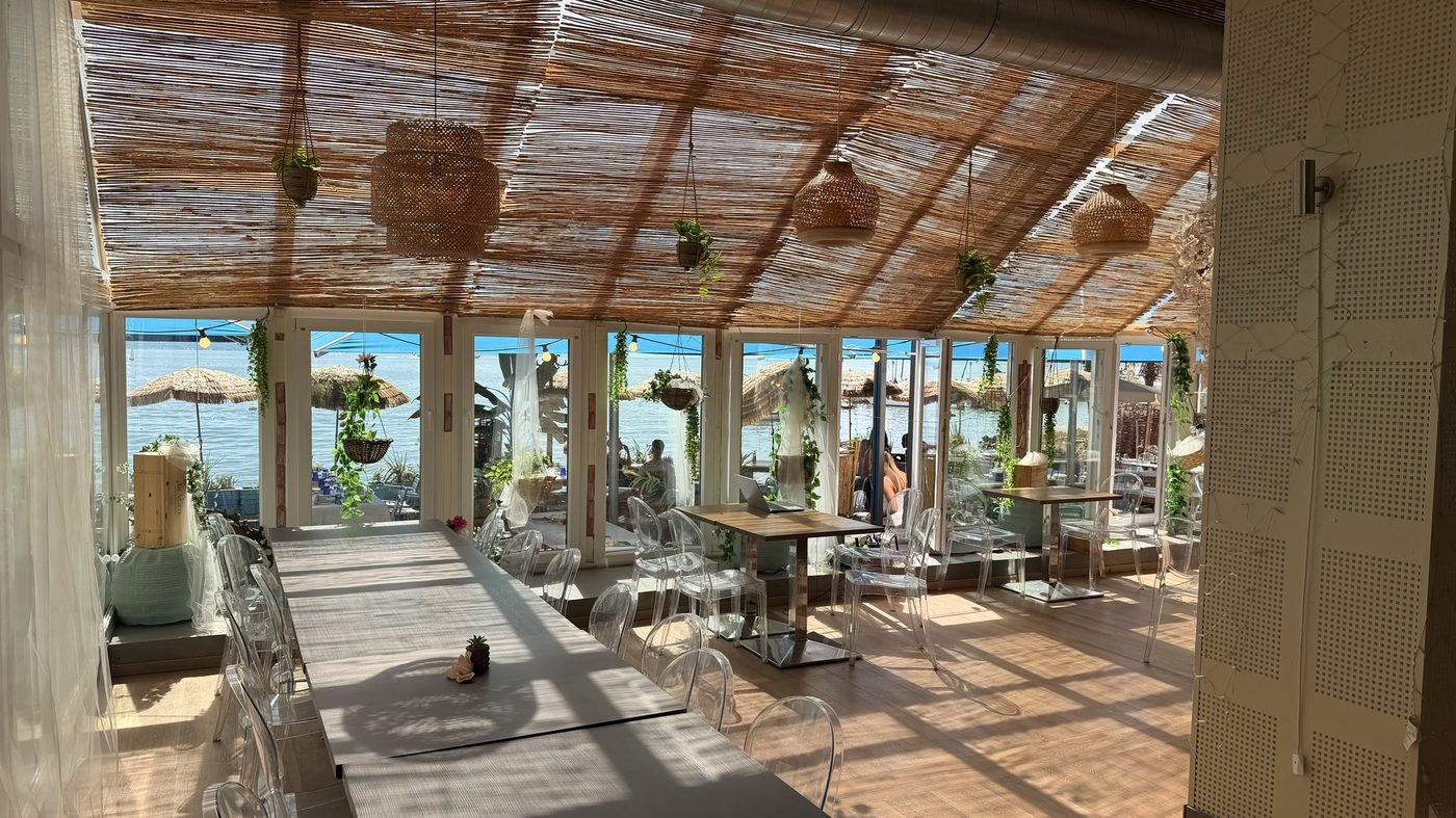 Intérieur baigné de lumière avec vue sur la terrasse et le lac